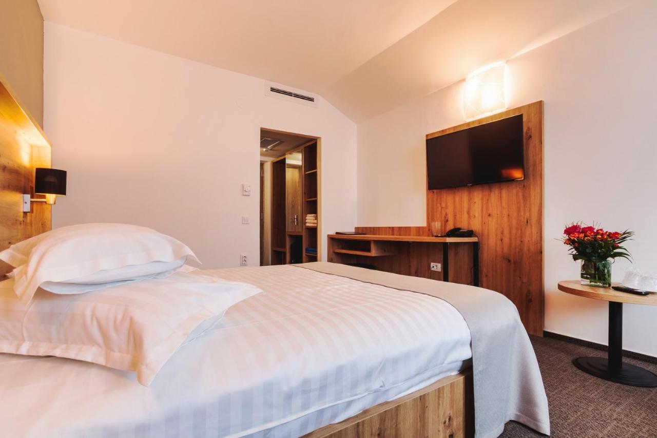 Hotel Domnitei Călimăneşti エクステリア 写真