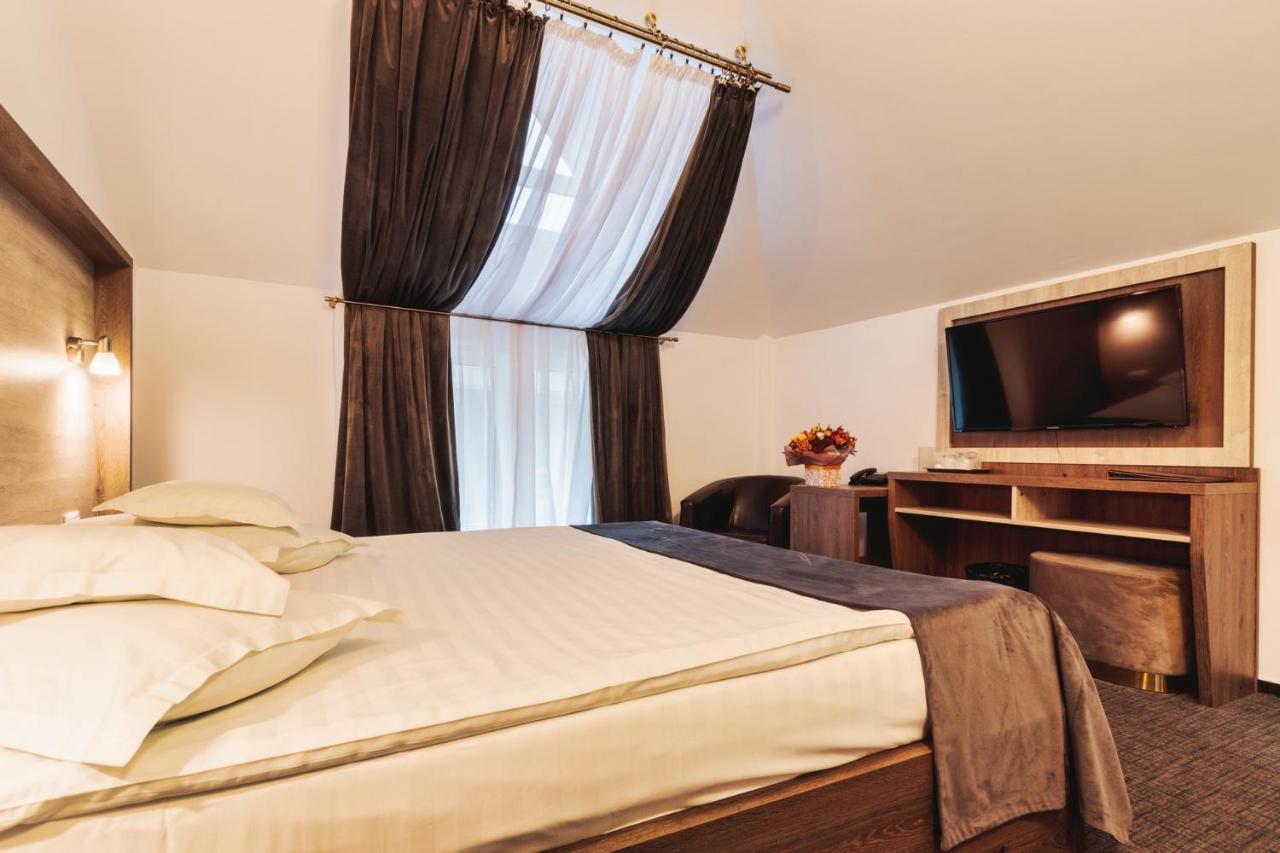 Hotel Domnitei Călimăneşti エクステリア 写真