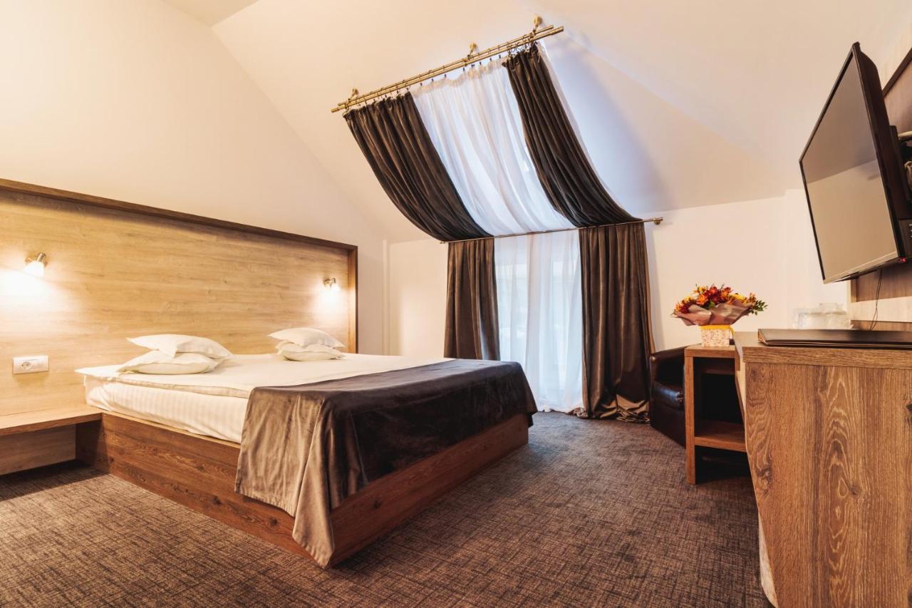 Hotel Domnitei Călimăneşti エクステリア 写真