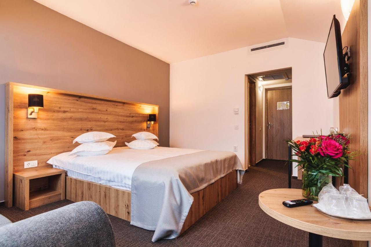 Hotel Domnitei Călimăneşti エクステリア 写真