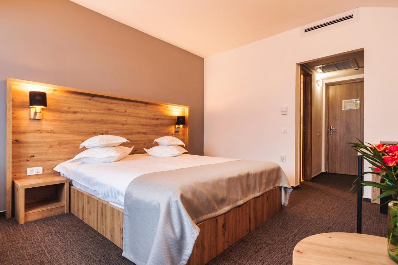Hotel Domnitei Călimăneşti エクステリア 写真