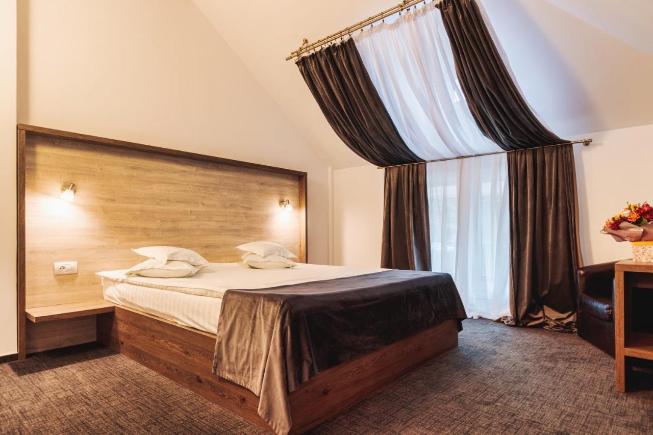 Hotel Domnitei Călimăneşti エクステリア 写真